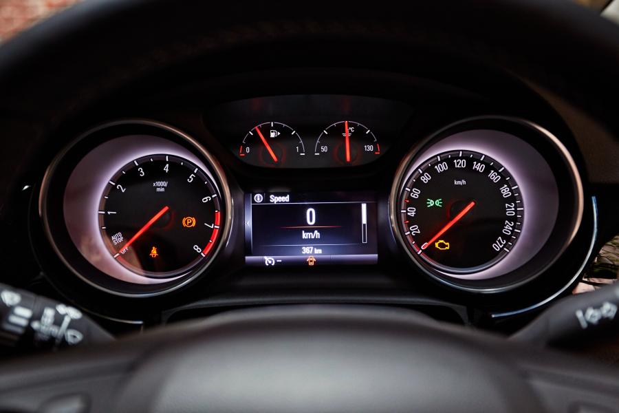 Панель приборов Holden Astra RSV 2016 года  (фото 10 из 26)